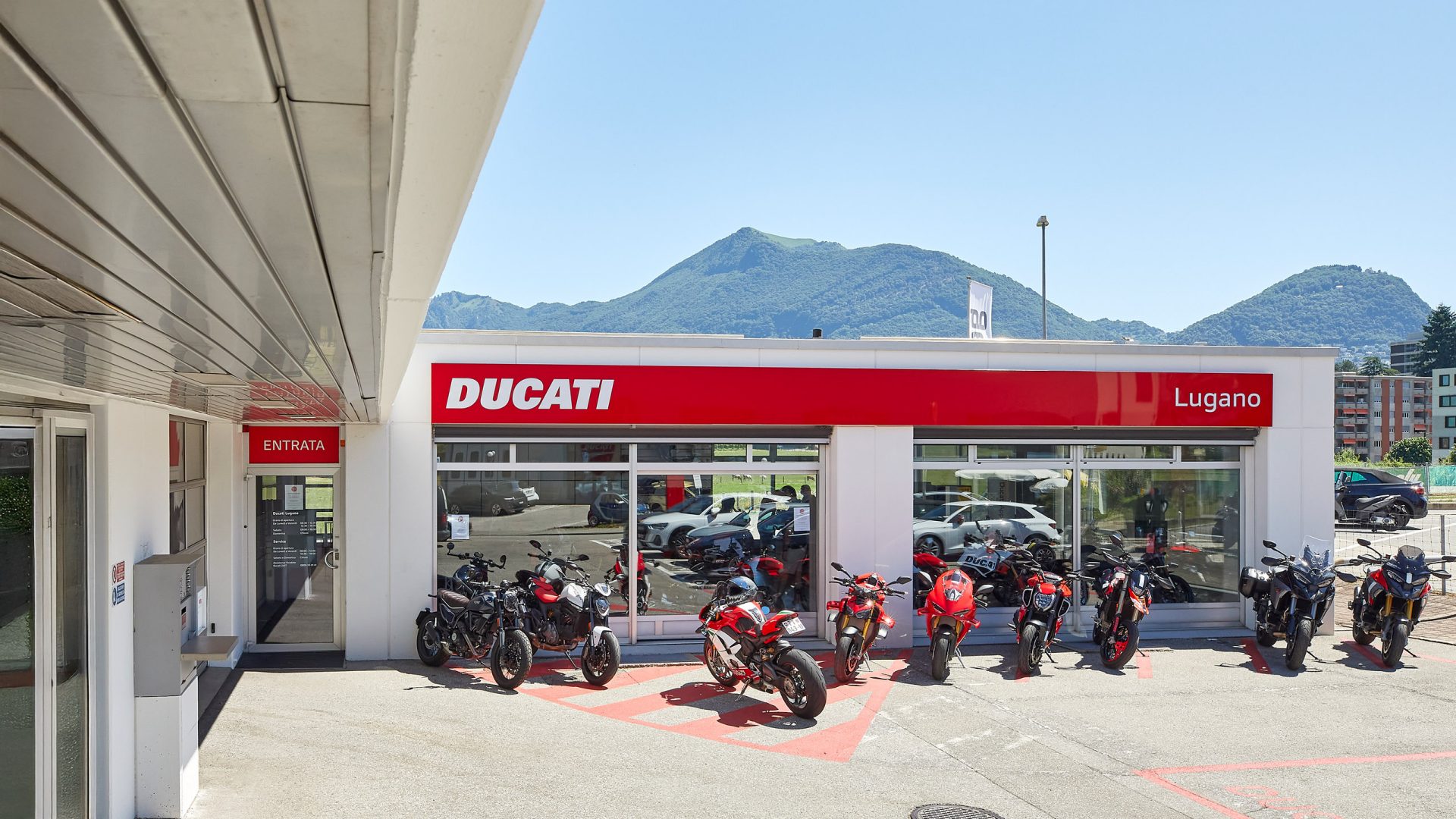 Ducati Lugano vista di funzionamento con palme in primo piano
