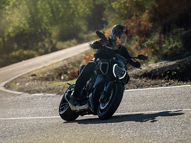 Moto su strada extraurbana